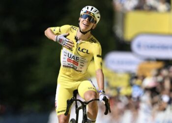 Pelumba pasukan UAE Emirates-XRG, Tadej Pogacar meraikan kejayaannya menjuarai perlumbaan peringkat 10 Tour de France dari Aurillac ke Le Lioran sejauh 166.6 kilometer, semalam. - AFP
