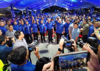 AHMAD Zahid Hamidi dan Mohamad hadir pada Majlis Pelancaran Jentera dan Pengumuman Calon BN PRN Negeri Sembilan di Paroi, Seremban malam ini.-UTUSAN/MOHD. SHAHJEHAN MAAMIN.