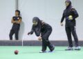 Aleena Ahmad Nawawi (tengah) akan bertarung dalam kategori beregu bersama Syafiqa Haidar Afif Abdul Rahman menentang Kepulauan Falkland di Glasgow, hari ini. - UTUSAN/FARIZ RUSADIO