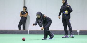 Aleena Ahmad Nawawi (tengah) akan bertarung dalam kategori beregu bersama Syafiqa Haidar Afif Abdul Rahman menentang Kepulauan Falkland di Glasgow, hari ini. - UTUSAN/FARIZ RUSADIO