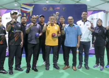 Ketua Kontinjen Malaysia ke Sukan Komanwel Glasgow 2026, Datuk Awalan Abdul Aziz (tengah) bersama atlet boling padang negara yang menjalani latihan di Kompleks Sukan Negara, Bukit Jalil, Kuala Lumpur, semalam. - UTUSAN/FARIZ RUSADIO