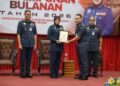 WAN Muzhafar Wan Chik menerima sijil penghargaan daripada Pengarah Jabatan Bomba dan Penyelamat Malaysia (JBPM) Perak, Datuk Sayani Saidon pada Perhimpunan Bulanan JBPM Perak Ipoh hari ini.
