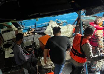 BOT membawa 12 individu terdiri daripada pelanggan yang menyertai aktiviti mencandat sotong bersama seorang tekong dilaporkan karam, sembilan batu nautika dari Kuala Nerus, Terengganu. - IHSAN POLIS