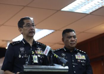 MOHD. Khairi Khairudin (kiri) semasa sidang media di Ibu pejabat Polis Kontinjen (IPK) Terengganu, Kuala Terengganu. -UTUSAN/PUQTRA HAIRRY