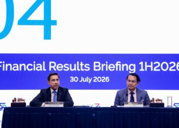 FAD'L Mohamed (kiri) dan Ketua Pegawai Kewangan Bursa Malaysia Berhad, Azizan Abd Aziz (kanan) ketika Sidang media Taklimat Keputusan Kewangan Bursa Malaysia Separuh Pertama 2026 hari ini.