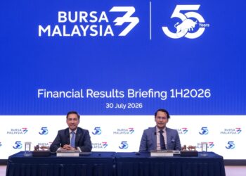 Datuk Fad’l Mohamed (kiri) dan Ketua Pegawai Kewangan Bursa Malaysia Berhad, Azizan Abd Aziz (kanan) ketika Sidang media Taklimat Keputusan Kewangan Bursa Malaysia  Separuh Pertama 2026 semalam.