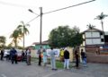 Antara pengundi yang hadir awal bagi menunaikan tanggungungjawab untuk membuang undi pada Pilihan Raya Negeri (PRN), Johor ke-16, di SK Simpang Renggam, di sini hari ini. - UTUSAN/SHIDDIEQIIN ZON