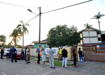 Antara pengundi yang hadir awal bagi menunaikan tanggungungjawab untuk membuang undi pada Pilihan Raya Negeri (PRN), Johor ke-16, di SK Simpang Renggam, di sini hari ini. - UTUSAN/SHIDDIEQIIN ZON