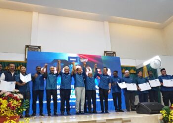 BARISAN calon PN diumumkan di Kompleks Pas Negeri Sembilan, Kampung Ismail, Ampangan, Seremban hari ini.-UTUSAN/MOHD. SHAHJEHAN MAAMIN.