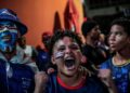 Penyokong Cape Verde meraikan jaringan pertama pasukan mereka ketika menentang Argentina dalam aksi pusingan 32 terbaik Piala Dunia 2026 di Praia, hari ini. - AFP