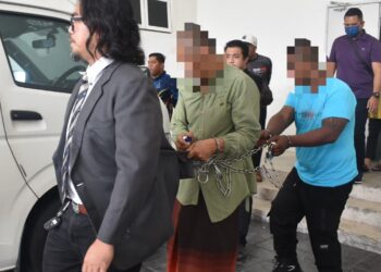 SUSPEK (dua dari kiri) dibawa keluar dari mahkamah selepas mendapat perintah reman bagi membantu siasatan kes penemuan 205 butir peluru hidup di Kompleks Mahkamah Kangar, Perlis hari ini.-UTUSAN/ASYRAF MUHAMMAD