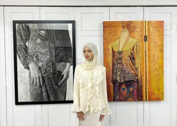Lukisan menjadi platform Nur Izani zahirkan penghargaan kepada ibunya.