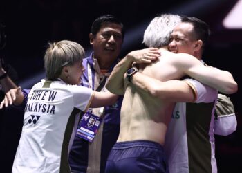 NOVA Widianto (dua dari kiri) ketika meraikan Chen Tang Jie (dua dari kanan) dan Toh Ee Wei (kiri) pada perlawanan akhir Kejohanan Dunia 2026 di Paris, Perancis, tahun lalu. - AFP