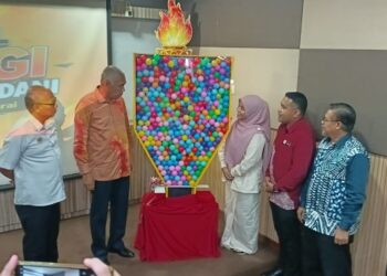 KHAIRUDIN Abu Hanifah (dua dari kiri) merasmikan penutupan Karnival Sinergi Komuniti MADANi di Kolej Komuniti Bagan Serai hari ini. - UTUSAN/WAT KAMAL ABAS