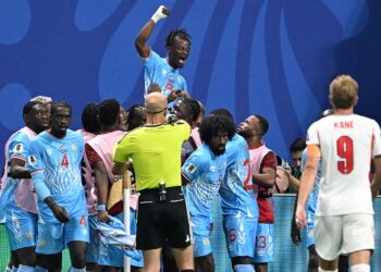 PEMAIN-Pemain DR Congo meraikan jaringan pertama yang diledak Brian Cipenga pada aksi pusingan ke-32 ketika menentang England di Stadium Atlanta.-AFP