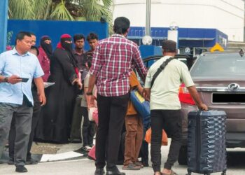 SEBAHAGIAN daripada 113 pelarian termasuk etnik Rohingya telah diserahkan kepada sebuah pertubuhan bukan kerajaan (NGO) yang menguruskan mereka petang semalam.