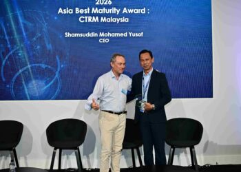PENGERUSI Aero Excellence International, Pierre Perdoux (kiri) bersama Shamsuddin Mohamed Yusof pada majlis penyampaian Aero Excellence International 2026 Best Maturity Awards di United Kingdom.