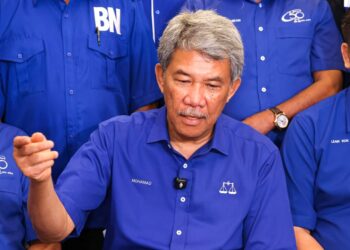 MOHAMAD Hasan semasa sidang akhbar selepas pelancaran Manifesto BN Negeri Sembilan di Bandar Sri Sendayan, Seremban malam ini.-UTUSAN/ISKANDAR ISHAK