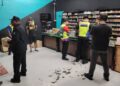 MAJLIS Perbandaran Kangar (MPK) bersama polis menyita kira-kira 400 unit cecair vape dan 70 unit peranti vape dengan anggaran nilai sebanyak RM15,000 dalam operasi di sebuah
premis di Padang Behor, Kangar, Perlis kelmarin.-UTUSAN
