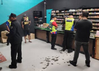 MAJLIS Perbandaran Kangar (MPK) bersama polis menyita kira-kira 400 unit cecair vape dan 70 unit peranti vape dengan anggaran nilai sebanyak RM15,000 dalam operasi di sebuah
premis di Padang Behor, Kangar, Perlis kelmarin.-UTUSAN