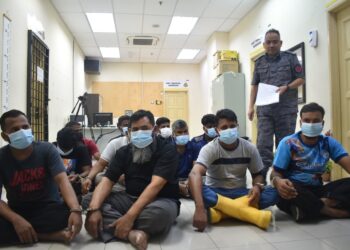 ANTARA warga Bangladesh yang ditahan di Kompleks KDN, Kangar, Perlis, selepas Ops Mega dilaksanakan oleh JIM Perlis, hari ini. -UTUSAN/ASYRAF MUHAMMAD