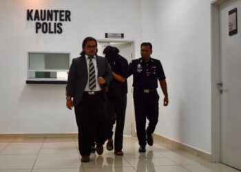 TERTUDUH (dua dari kanan) dibawa keluar dari mahkamah selepas berdepan pertuduhan merogol seorang remaja bawah umur bulan lalu di  Kompleks Mahkamah Kangar, Perlis, hari ini.-UTUSAN/ASYRAF MUHAMMAD