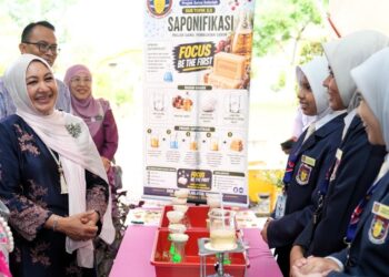 TUANKU Dr. Hajah Lailatul Shahreen Akashah Khalil berkenan berangkat menyempurnakan perasmian Majlis Hari Anugerah Cemerlang dan Hari Kokurikulum SMK Tuanku Lailatul Shahreen semalam.-UTUSAN