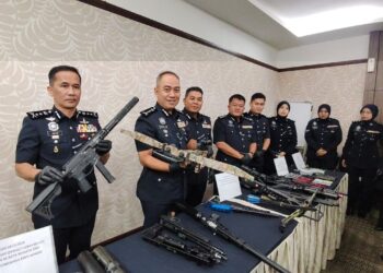 DATUK Mohd. Alwi Zainal Abidin (dua dari kiri) menunjukkan senjata tiruan yang dirampas susulan tangkapan ke atas seorang pengedar dadah di Sitiawan, Manjung minggu lalu.