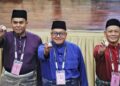 AMINUDDIN Harun (kanan) bersama Mohd. Faizal (tengah) dan Zamri mencabut nombor semasa proses penamaan calon PRN Negeri Sembilan bagi DUN Linggi di Pusat Penamaan Calon Kompleks Pentadbiran Daerah Port Dickson hari ini - UTUSAN/MOHD. SHAHJEHAN MAAMIN