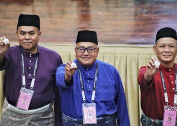 AMINUDDIN Harun (kanan) bersama Mohd. Faizal (tengah) dan Zamri mencabut nombor semasa proses penamaan calon PRN Negeri Sembilan bagi DUN Linggi di Pusat Penamaan Calon Kompleks Pentadbiran Daerah Port Dickson hari ini - UTUSAN/MOHD. SHAHJEHAN MAAMIN