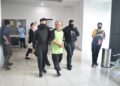 TERTUDUH (dua dari kiri) dibawa ke mahkamah bagi menghadapi enam pertuduhan berdagang dan memiliki senjata api bersama peluru di Kompleks Mahkamah Kangar, Perlis, hari ini-UTUSAN/ASYRAF MUHAMMAD