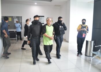 TERTUDUH (dua dari kiri) dibawa ke mahkamah bagi menghadapi enam pertuduhan berdagang dan memiliki senjata api bersama peluru di Kompleks Mahkamah Kangar, Perlis, hari ini-UTUSAN/ASYRAF MUHAMMAD