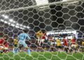 Mohamed Hany (kiri) tertanduk bola ke gawang sendiri untuk menghadiahkan gol penyamaan Australia ketika aksi pusingan 32 terbaik Piala Dunia 2026 di Stadium Dallas, Arlington, Texas, hari ini. - AFP