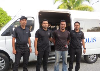 TERTUDUH semasa dibawa untuk prosiding perbicraan di Mahkamah Sesyen Gua Musang, Kelantan.