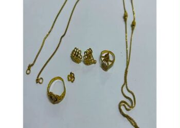 BARANG kemas milik wanita warga emas yang dirampas susulan tangkapan terhadap tiga beranak di sebuah pangsapuri di Semenyih, Selangor Jumaat lalu.