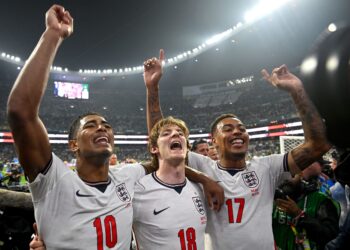 PEMAIN tengah England, Jude Bellingham (kiri) bersama Anthony Gordon (tengah) dan Morgan Rogers meraikan kejayaan mereka layak beraksi di peringkat suku akhir Piala Dunia 2026. - AFP