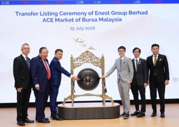 TEH Jie (tiga dari kanan) bersama pengurusan tertinggi syarikat pada majlis penyenaraian Enest Group di Pasaran ACE Bursa Malaysia, hari ini
