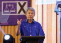 MOHAMAD Hasan semasa berucap pada pelancaran Manifesto BN Negeri Sembilan di Bandar Sri Sendayan, Seremban malam ini.-UTUSAN/ISKANDAR ISHAK