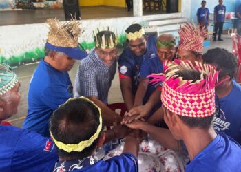 HISHAMMUDDIN Hussein (tengah) bersama pemimpin masyarakat ketika hadir pada program Ramah Mesra bersama penduduk Orang Asli di Kahang, Kluang.
