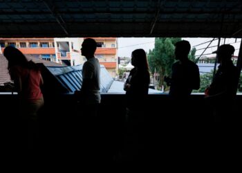 SUASANA hari mengundi pada PRN Johor ke-16, di Sekolah Kebangsaan (SK) Simpang Renggam hari ini. -UTUSAN/ SHIDDIEQIIN ZON