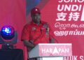 RAMANAN ketika berucap pada ceramah Jelajah Johor ke depan undi Harapan di tapak parkir bersebelahan McDonald's Simpang Renggam, malam ini.