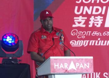 RAMANAN ketika berucap pada ceramah Jelajah Johor ke depan undi Harapan di tapak parkir bersebelahan McDonald's Simpang Renggam, malam ini.