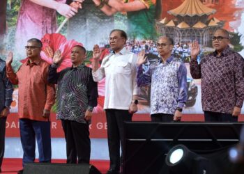FAHMI Fadzil (dua dari kanan) dan Perdana Menteri, Datuk Seri Anwar Ibrahim pada Majlis Peluncuran Bulan Kebangsaan dan Kibar Jalur Gemilang 2026 di Ipoh hari ini. - FOTO/ZULFACHRI ZULKIFLI