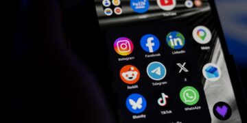 PERANCIS mengharamkan kanak-kanak bawah 15 tahun menggunakan media sosial. - AFP