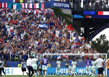 PEMAIN Perancis meraikan kejayaan mereka bersama penyokong selepas mara ke peringkat separuh akhir Piala Dunia 2026 dengan kejayaan menewaskan Maghribi 2-0 di Stadium Boston, semalam. - AFP