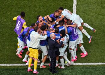 PEMAIN Perancis meraikan kejayaan mereka mara ke separuh akhir Piala Dunia 2026 selepas menewaskan Maghribi 2-0, semalam. - AFP