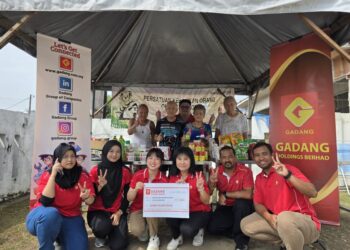 SEBAHAGIAN warga Gadang Group of Companies bergambar kenangan bersama penghuni Persatuan Kebajikan Orang OKU Selangor di Subang Jaya, bau-baru ini.