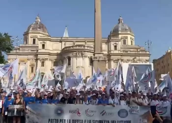 ANGGOTA-anggota keselamatan dan pertahanan Itali mengadakan mogok. - Kesatuan Kebangsaan Anggota Polis Kewangan Itali