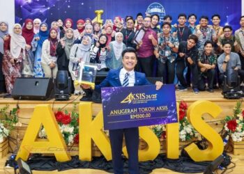 AHLI Kelab Stracomm Clique Universiti Islam Malaysia (USIM) meraikan kemenangan Haikal Nazhan Hamdan , Muhammad Akmal Zuhdi Che Mohd. Zaini  dan Irdina Syahirah Shamzulnizam selepas Majlis Anugerah Kecemerlangan Siwa AKSIS 24/25 baru-baru ini.