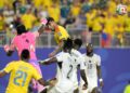 PENJAGA gol Ghana, Lawrence Ati Zigi (kiri) cuba menghalang penyerang Colombia, Luis Suarez ketika aksi pusingan 32 terbaik Piala Dunia 2026 di Stadium Kansas City, Kansas City, hari ini. – AFP